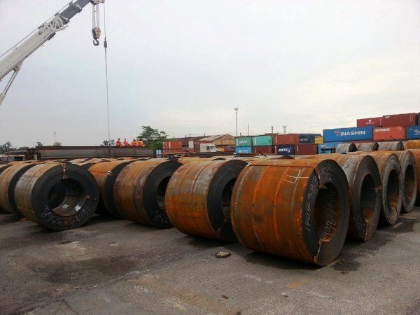 Siết tải trọng xe, hàng ùn tắc ở cảng