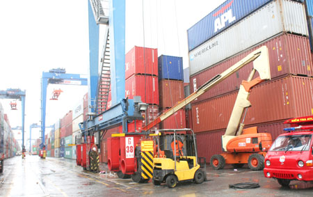 Ba giải pháp giảm tải cảng Cát Lái