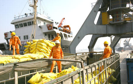 Tiếp tay chở quá tải, cảng biển có thể bị đóng cửa