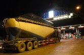 Hãi hùng xe quá tải trăm tấn qua Trạm thu phí Bến Thủy