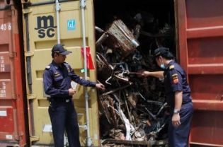 Hải quan Indonesia ngăn chặn vụ nhập khẩu thép phế liệu