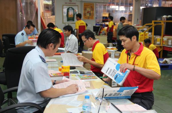  Kiểm tra vệ sinh ATTP hàng quà biếu, tặng đang gây bức xúc