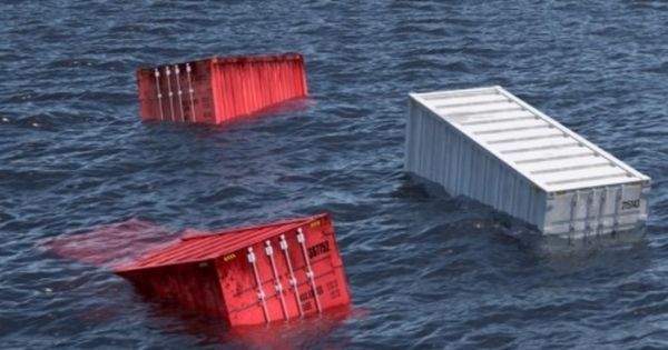 Pháo hoa, pin, etanol lỏng… nằm trong số hàng hóa nguy hiểm rơi mất khỏi tàu container One Apus