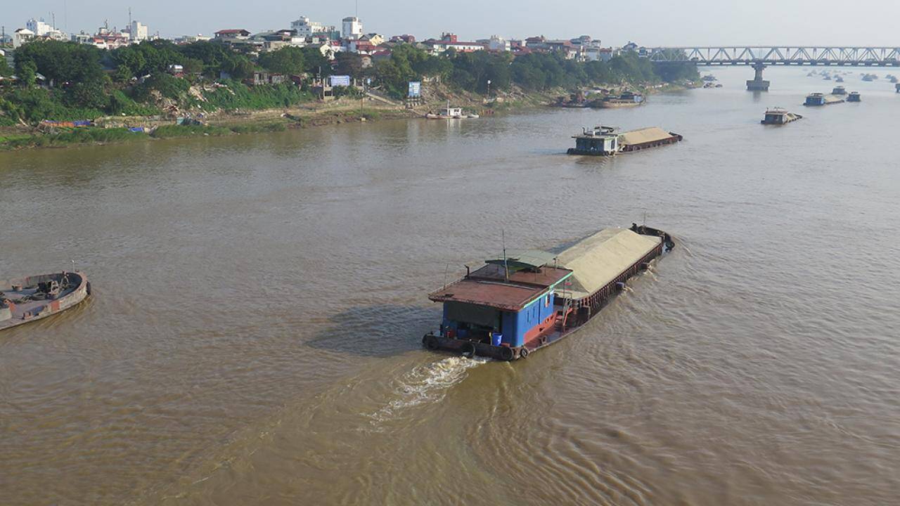 HIỂM HOẠ TỪ CẦU VƯỢT SÔNG MÙA CẠN CHO VẬN TẢI THUỶ