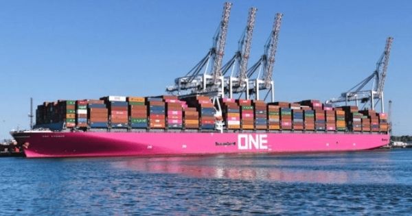 Tàu ONE Apus chuẩn bị rời Kobe tiếp tục hành trình đến Long Beach