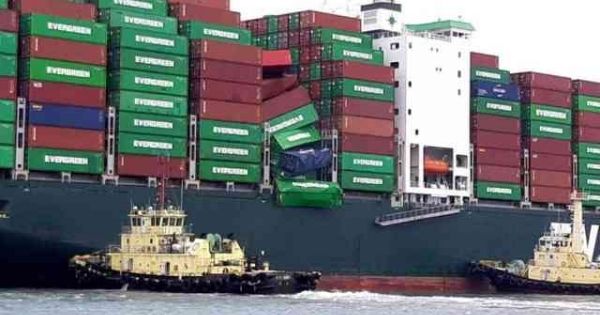 Tàu của hãng vận tải Evergreen bị sự cố sập và rơi mất nhiều container trên biển