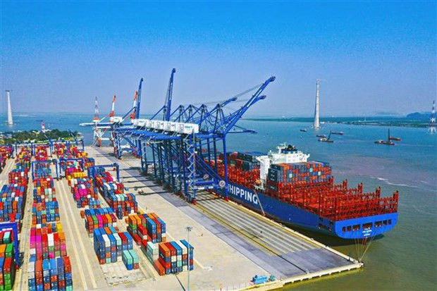 Xăng dầu liên tục tăng: Ngành logistics khó khăn chồng khó khăn