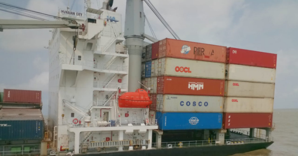 Chủ tàu Haian City tuyên bố tổn thất chung, lo ngại về việc tiêu hủy hàng hóa trong 180 container