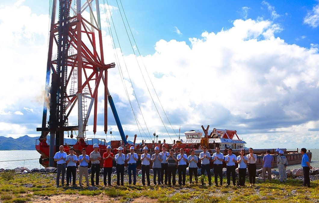 Thi công đóng cọc cầu tàu đầu tiên tại Cảng cửa ngõ quốc tế Hải Phòng