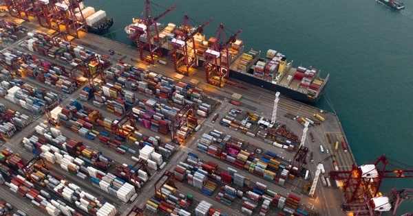 Giá cước container từ Trung Quốc đến Los Angeles giảm xuống bằng mức cao điểm trước đại dịch