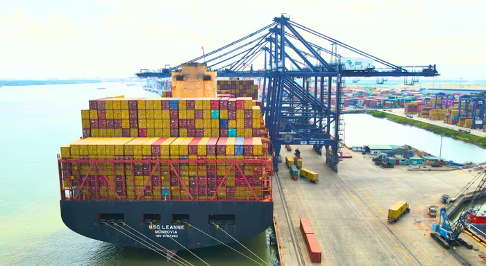 Hàng hóa qua cảng tăng trưởng hai con số, container bứt tốc mạnh mẽ
