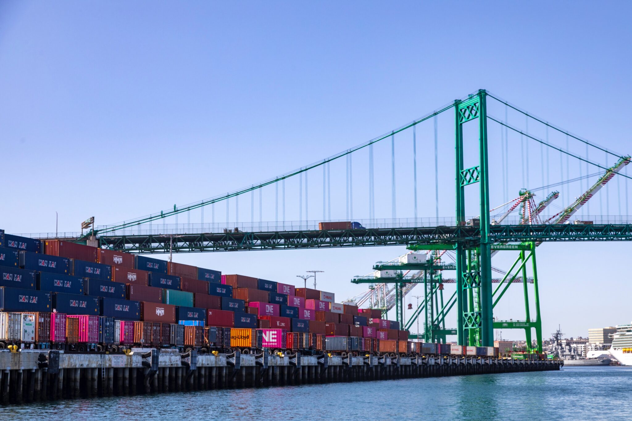 Sự sụt giảm nhập khẩu container cho thấy nền kinh tế Mỹ đang chậm lại do tác động của thuế quan