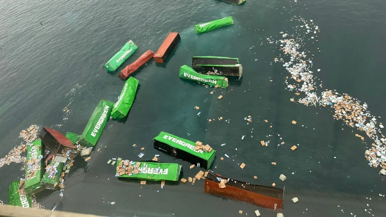 Tàu của Evergreen làm rơi 50 container xuống biển 
